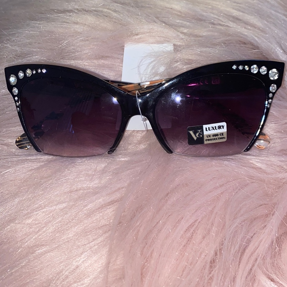 Rhinestone slight cat eye sunglasses